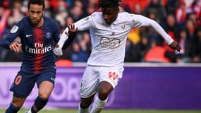 Le Niçois Adrien Tameze au duel contre Neymar