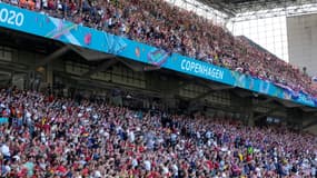 Une foule assiste à un match de football Croatie-Espagne à Copenhague le 28 juin 2021