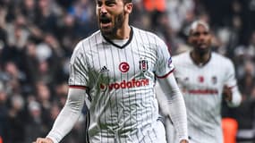 Cenk Tosun quitte la Turquie pour la Premier League.