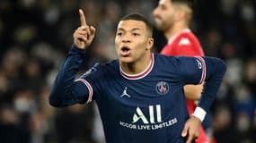 La joie de l'attaquant du Paris Saint-Germain, Kylian Mbappé, après avoir ouvert le score à domicile sur pénalty face à Monaco, en clôture de la 18e journée de Ligue 1, le 12 décembre 2021 au Parc des Princes