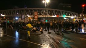 Des dizaines de manifestants se sont mobilisés devant le théâtre parisien où se trouvait le président de la République. 