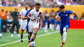 Désiré Doué face à Pedro Neto lors de la finale de la Coupe du monde des clubs Chelsea-PSG le 13 juillet 2025 au MetLife Stadium 