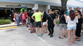 Une file d'attente devant un centre de don du sang, le 12 juin, à Orlando, en Floride. 