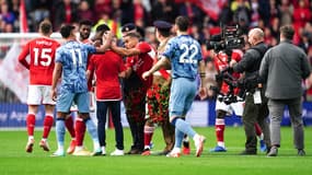 Les joueurs de Nottingham Forest et Aston Villa (2-0) réconfortent un jeune trompettiste, pris d'un trou de mémoire dans l'interprétation d'une musique militaire, le 5 novembre 2023