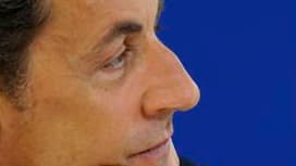 Nicolas Sarkozy a exhorté les membres du gouvernement à maintenir leur sang-froid face à la polémique sur les relations prêtées au ministre du Travail, Eric Woerth, avec la milliardaire Liliane Bettencourt. /Photo prise le 6 juillet 2010/REUTERS/Philippe
