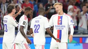Le Lyonnais Adam Karabec célèbre un but en Ligue 1 avec plusieurs coéquipiers, le 23 août 2025
