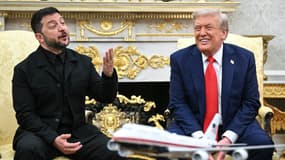 Le président ukrainien Volodymyr Zelensky et le président américain Donald Trump participent à une réunion dans le Bureau ovale de la Maison-Blanche à Washington, DC, le 18 août 2025.