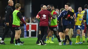 Dany Priso calme Pierre Mignoni très remonté contre l'arbitre de Clermont-Toulon (19-18, Top 14), le 6 octobre 2024