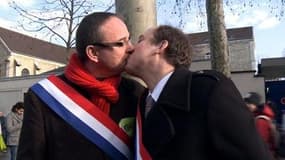 Les députés Yann Galut et Nicolas Bays et leur "bisou de la solidarité", le 27 janvier 2013
