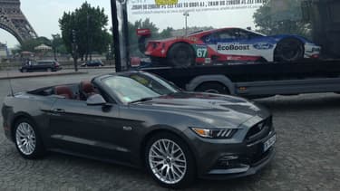 Ford a promené la GT dans les rues de Paris ce mercredi, à dix jours du départ des 24 Heures du Mans, entourée de deux Mustang.