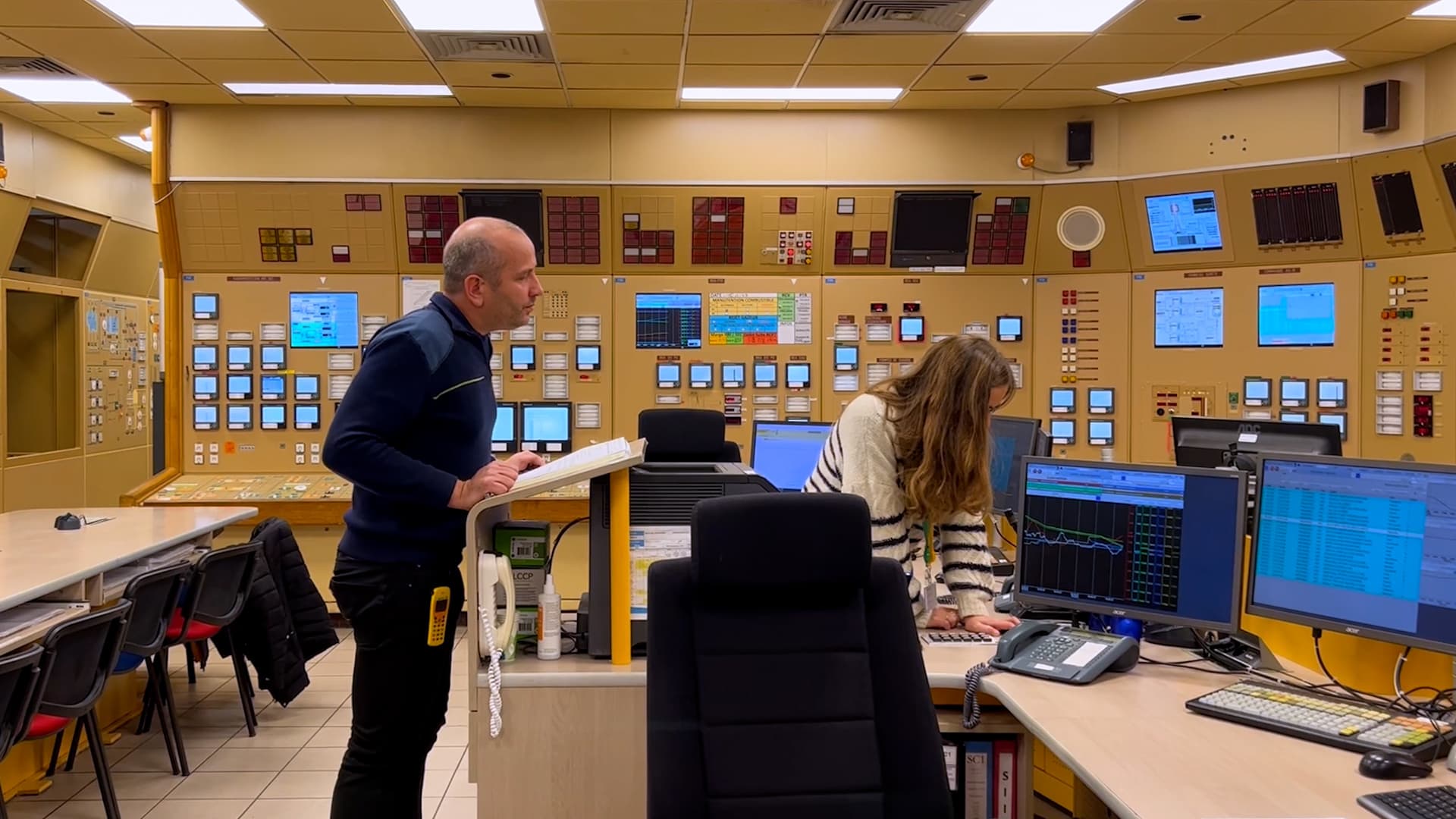 Depuis la salle de commandes, l'équipe d'exploitation dispose d'indicateurs pour connaître le niveau d'usure du combustible et déterminer le bon moment pour procéder à un rechargement en uranium. Depuis la salle de commandes, l'équipe d'exploitation dispose d'indicateurs pour connaître le niveau d'usure du combustible et déterminer le bon moment pour procéder à un rechargement en uranium.