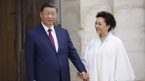 Le président chinois, Xi Jinping, et son épouse, Peng Liyuan, aux Invalides, à Paris, le 6 mai 2024