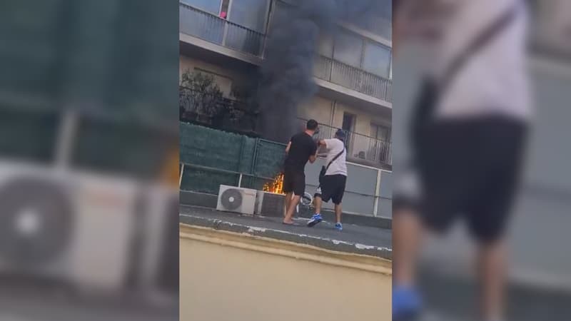Des vacanciers sont intervenus pour éteindre un incendie sur une terrasse à  Antibes Juan-les-Pins mardi 13 août 2024. 