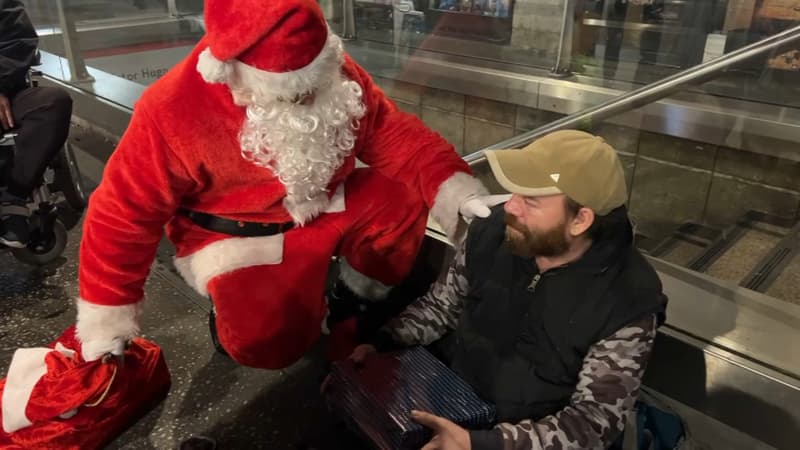 "C'est des amours": le père Noël et les bénévoles distribuent des cadeaux aux sans-abris de Lyon
