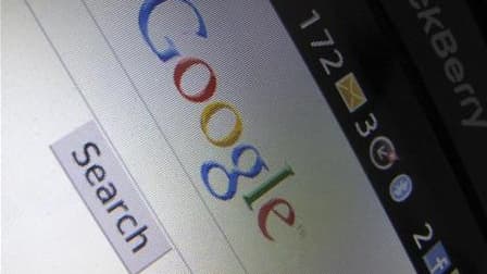 La justice française a condamné Google pour diffamation après la plainte d'un homme dont le nom était accolé aux mots "viol", "condamné" ou "prison" dans les suggestions de recherche du moteur sur internet. /Photo d'archives/REUTERS/Mike Blake