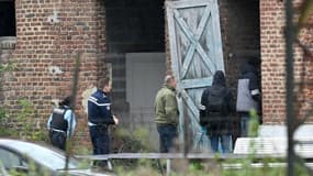 Des gendarmes enquêtent à Bullecourt, dans le Pas-de-Calais, le 22 novembre 2022, après le meurtre d'un agent du fisc