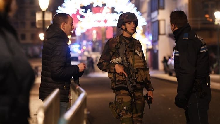 Les forces de l'ordre ce mardi soir dans les rues de Strasbourg.