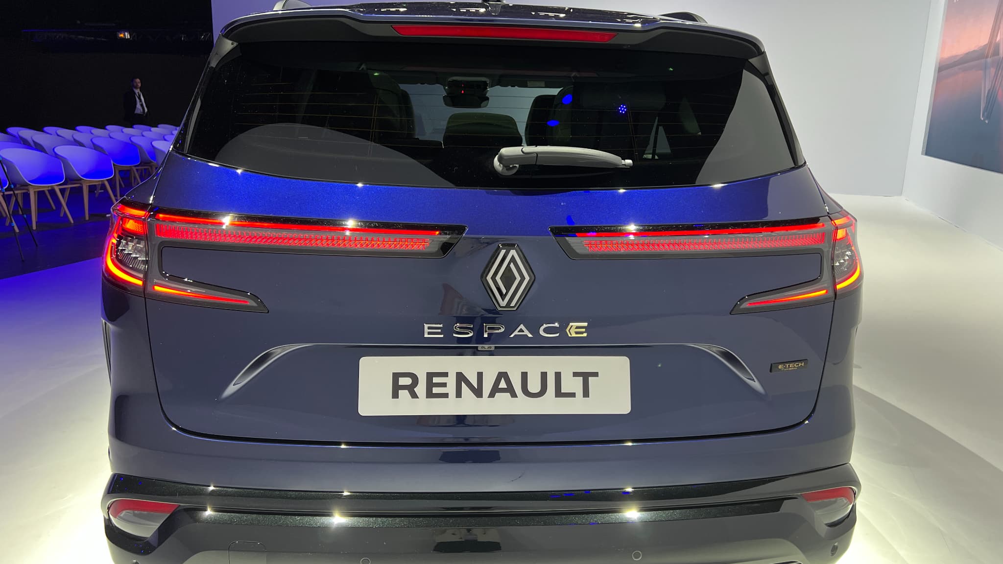 Avec cette nouvelle génération, Renault veut retrouver la voie du succès commercial: la précédente génération d'Espace s'est 4 fois moins vendue que celle d'avant.