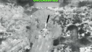Cette capture d'écran, tirée d'une vidéo partagée par le Commandement central américain sur la plateforme de réseaux sociaux X, diffusée le 13 juillet 2026, montrerait des frappes américaines contre des installations militaires iraniennes.