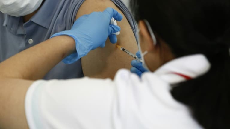 Un Japonais recevant une dose du vaccin Moderna contre le Covid-19,  le 25 juin 2021 à Tokyo