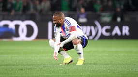 Alexandre Lacazette le visage grimaçant sur la pelouse de Geoffroy-Guichard, le 20 avril 2025