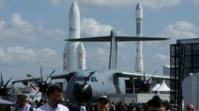 Un avion militaire Airbus A400M Grizzly et des fusées spatiales Ariane 1 (d) et Ariane 5 exposés au Salon du Bourget, le 16 juin 2025 près de Paris