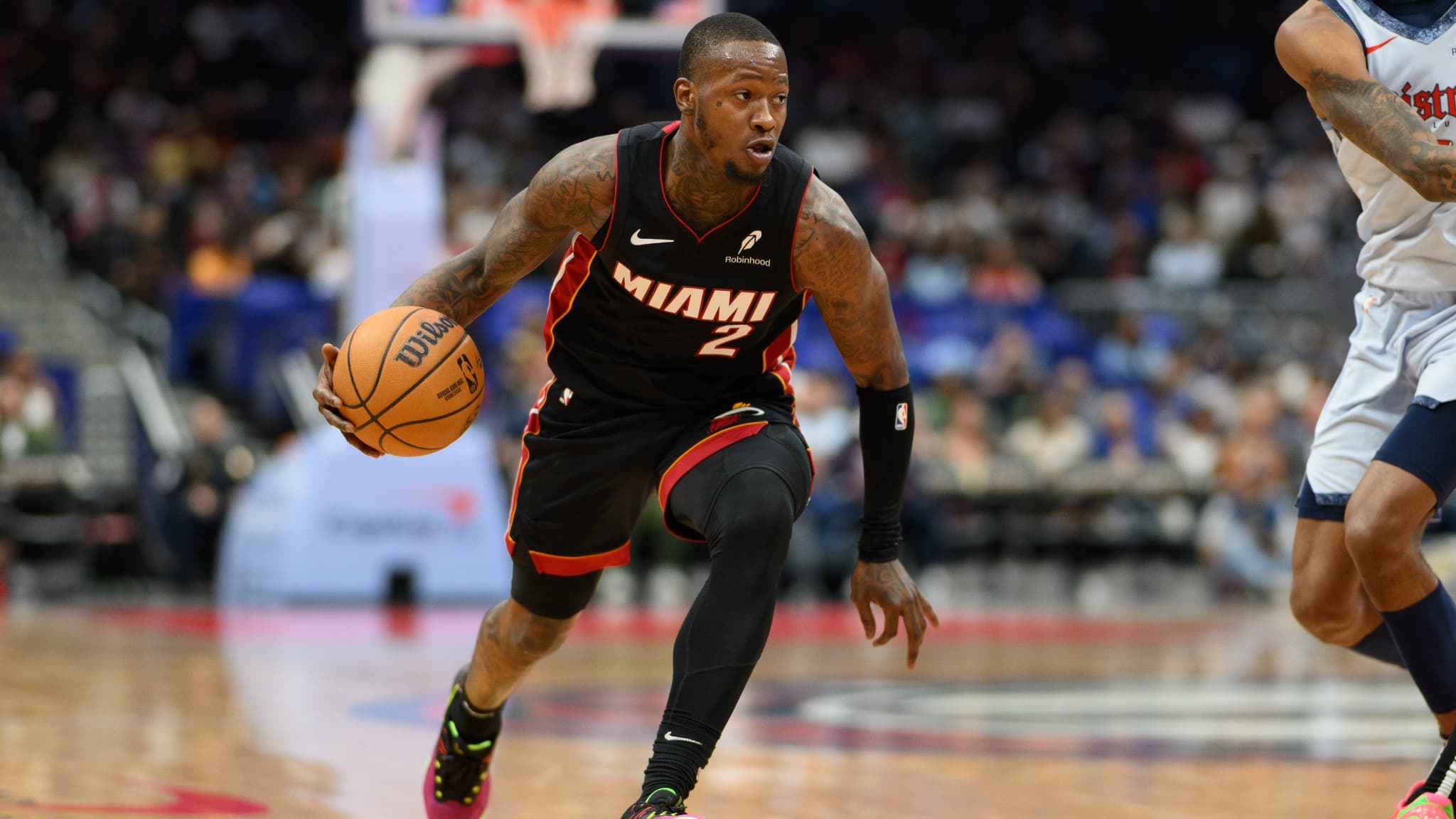 https://images.bfmtv.com/HLR3OQzE6pm7pm_Qu5uP-aD4IBA=/0x27:2048x1179/images/Terry-Rozier-avec-le-Miami-Heat-le-31-mars-2025-2160679.jpg