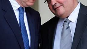 Le ministre de la Justice, Michel Mercier (à droite), prend la défense des magistrats dans l'affaire des policiers condamnés à des peines de prison et se démarque ainsi du ministre de l'Intérieur, Brice Hortefeux (à gauche), qui a qualifié le jugement de