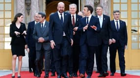 Le président Emmanuel Macron et des dirigeants européens arrivent pour la photo de famille avant le sommet de Versailles, le 10 mars 2022