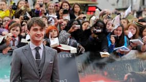 Daniel Radcliffe, interprète d'Harry Potter au cinéma, arrive à Trafalgar Square, à Londres, pour l'avant-première du dernier film de la série, "Harry Potter et les reliques de la mort - Partie 2", qui a attiré des milliers de fans dans la capitale britan