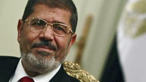 Le président égyptien Mohamed Morsi a déclaré dimanche soir l'état d'urgence pendant trente jours dans les villes de Suez, Ismaïlia et Port-Saïd, théâtres d'affrontements qui ont fait 46 morts depuis quatre jours dans le pays. /Photo prise le 2 juillet 20