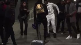 Paul Pogba dans sur le parking du stade d'Amsterdam
