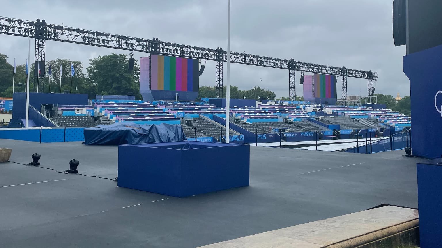 Le Trocadéro sous la pluie avant cérémonie ouverture des JO, 26 juillet 2024 Le Trocadéro sous la pluie avant cérémonie ouverture des JO, 26 juillet 2024