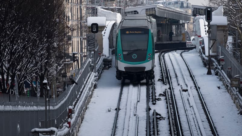 Le métro parisien couvert par la neige. 