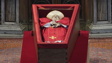 Le corps du pape François repose à l'intérieur de la basilique Saint-Pierre où il reposera pendant trois jours, au Vatican, le 23 avril 2025.