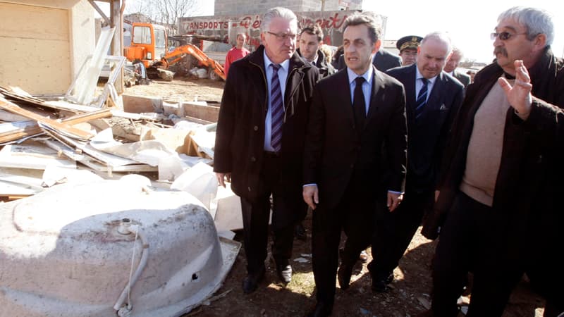Le 16 mars, Nicolas Sarkozy constate les dégâts de la tempête Xynthia à Charron, en compagnie du maire, Jean-François Faget