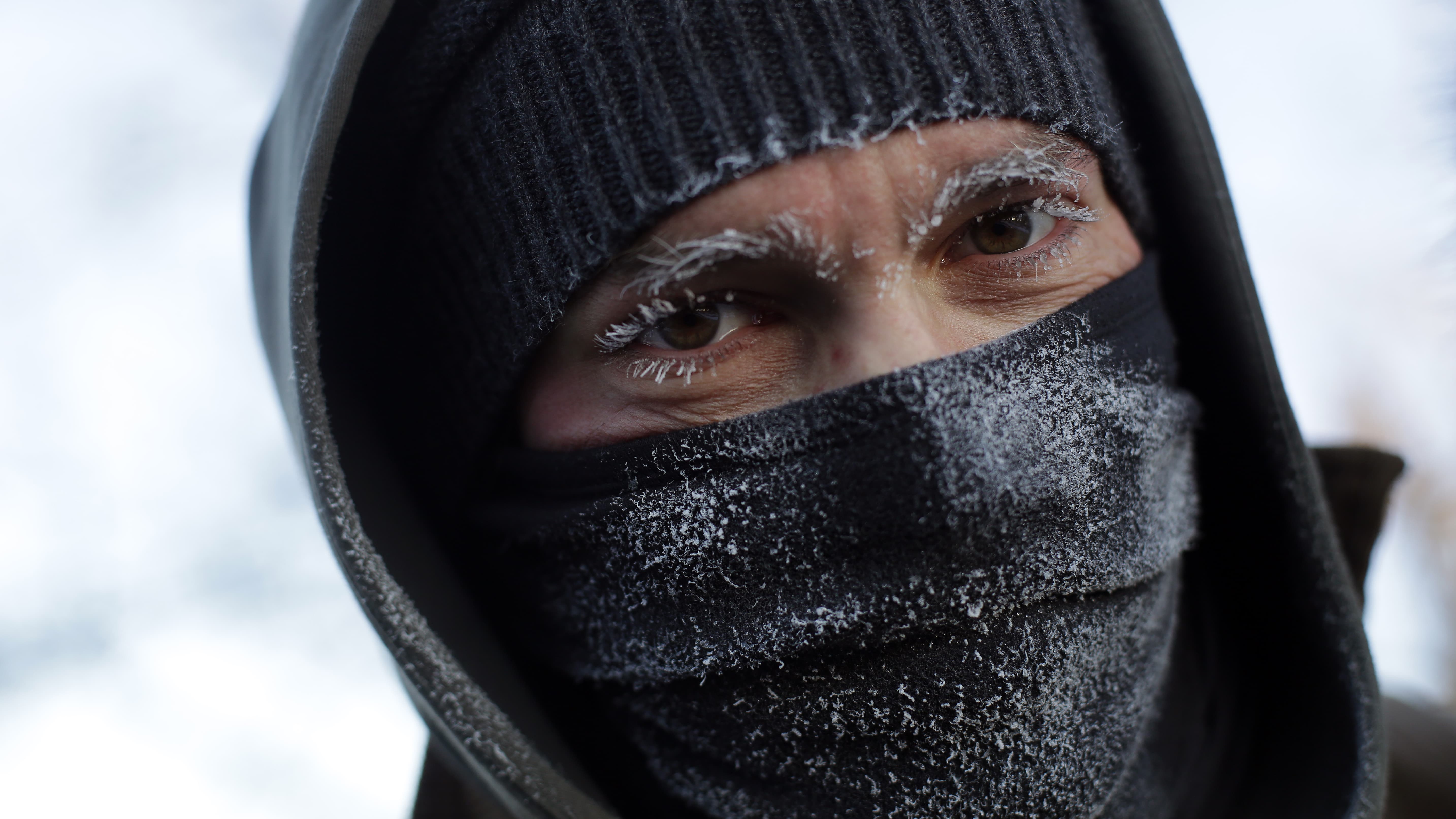 Les sourcils et les cils de Frank Lettiere ont gelés alors qu'il marchait le long du Lac Michigan, à Chicago le 30 janvier 2019
