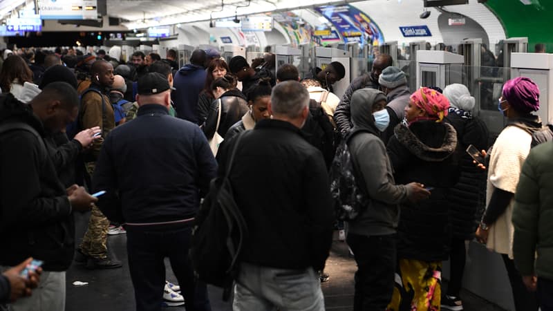Des voyageurs sur le quai du métro à la station Saint-Lazare lors d'une grève, le 10 novembre 2022 (photo d'illustration)