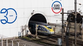 Un train Eurostar entre dans le tunnel sous la Manche, exploité par l'entreprise Eurotunnel, le 4 avril 2025. 