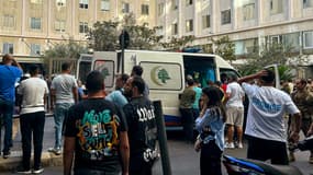Des Libanais réunis près d'une ambulance alors que les blessés sont transportés à l'hôpital de Beyrouth, le 17 septembre 2024