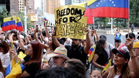 Des manifestants protestent contre la victoire présidentielle du président vénézuélien Nicolas Maduro, devant le siège de l'ONU à New York, le 2 août 2024.