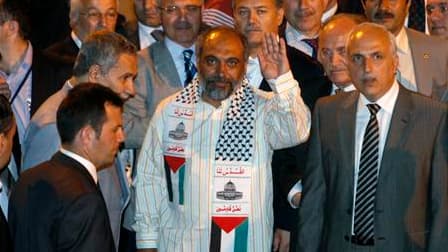 Bulent Yildirim, le président de l'organisation humanitaire turque à l'origine du convoi à destination de la bande de Gaza arraisonnée lundi, a assuré que des militants pro-palestiniens s'étaient bien emparés des armes d'une dizaine de soldats israéliens,