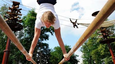 Les orangs-outangs du zoo de Rhenen, aux Pays-Bas, ont perdu le goût de se balancer dans les arbres. L'ancien champion olympique de gymnastique Epke Zonderland (photo) se fait fort de le leur redonner. /Photo prise le 13 août 2010/REUTERS/Robin van Lonkhu