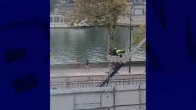 Les cambrioleurs du Louvre filmés en train de descendre l'échelle du camion élévateur le dimanche 19 octobre