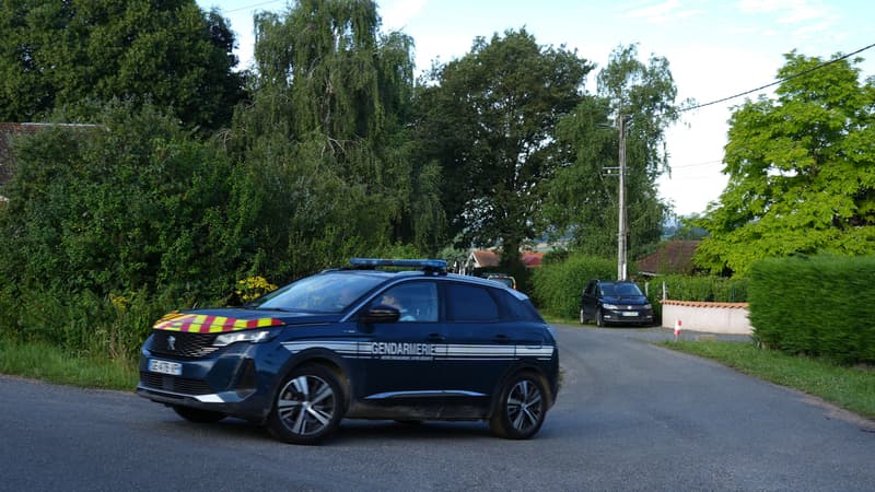 Une voiture de gendarmerie  le 14 juillet 2024 dans la commune d'Espinasse-Vozelle (Allier)