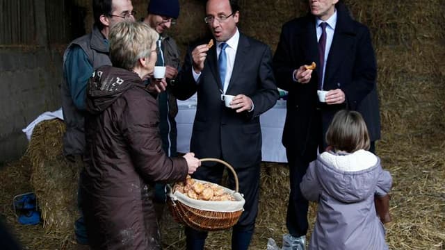En visite à Parné-sur-Roc, en Mayenne, François Hollande a plaidé jeudi pour une politique agricole plus juste, à même d'enrayer la chute du nombre d'agriculteurs en France, qui pourrait passer par une redistribution des aides publiques tenant compte de l