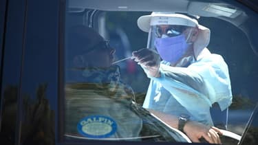 Un automobiliste est testé au Covid-19, dans un centre à Los Angeles (Etats-Unis) le 29 septembre 2020