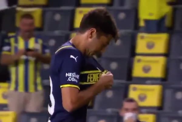 Une célébration insolite pour le joueur du Fener.