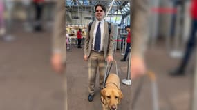 L'avocat Matthieu Juglar et son chien-guide avant une audience.