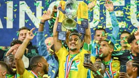 Ludovic Blas qui soulève la Coupe de France du FC Nantes, le 7 mai 2022